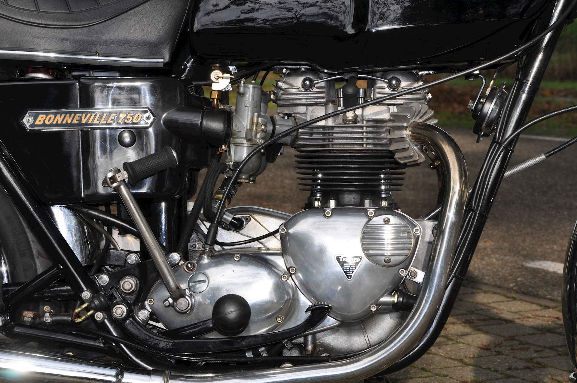 Triumph-Bonneville-T140V-04.JPG