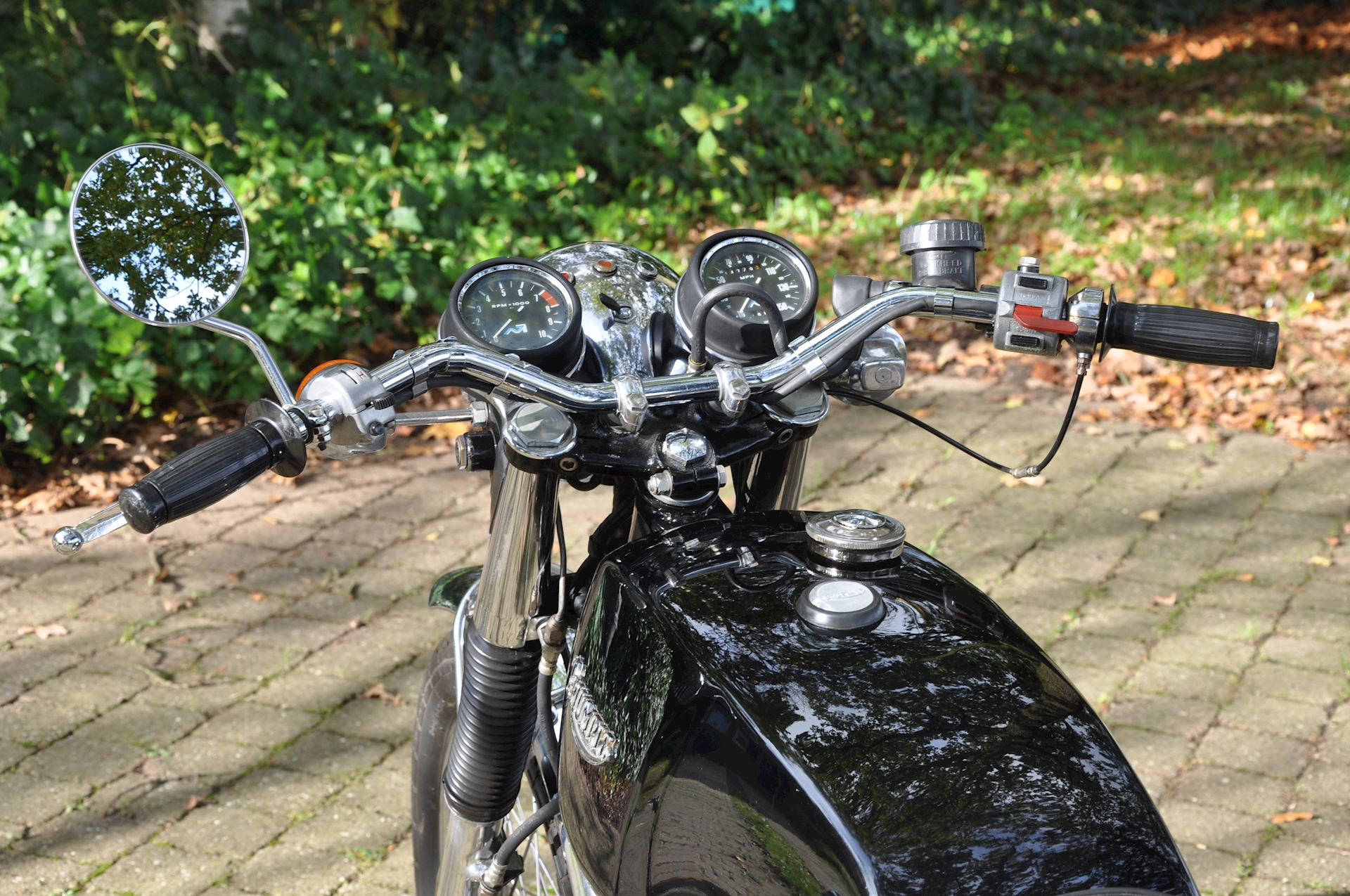 Triumph-Bonneville-T140V-05.JPG