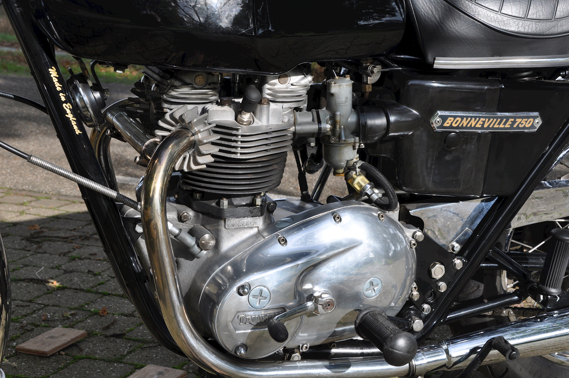 Triumph-Bonneville-T140V-06.JPG