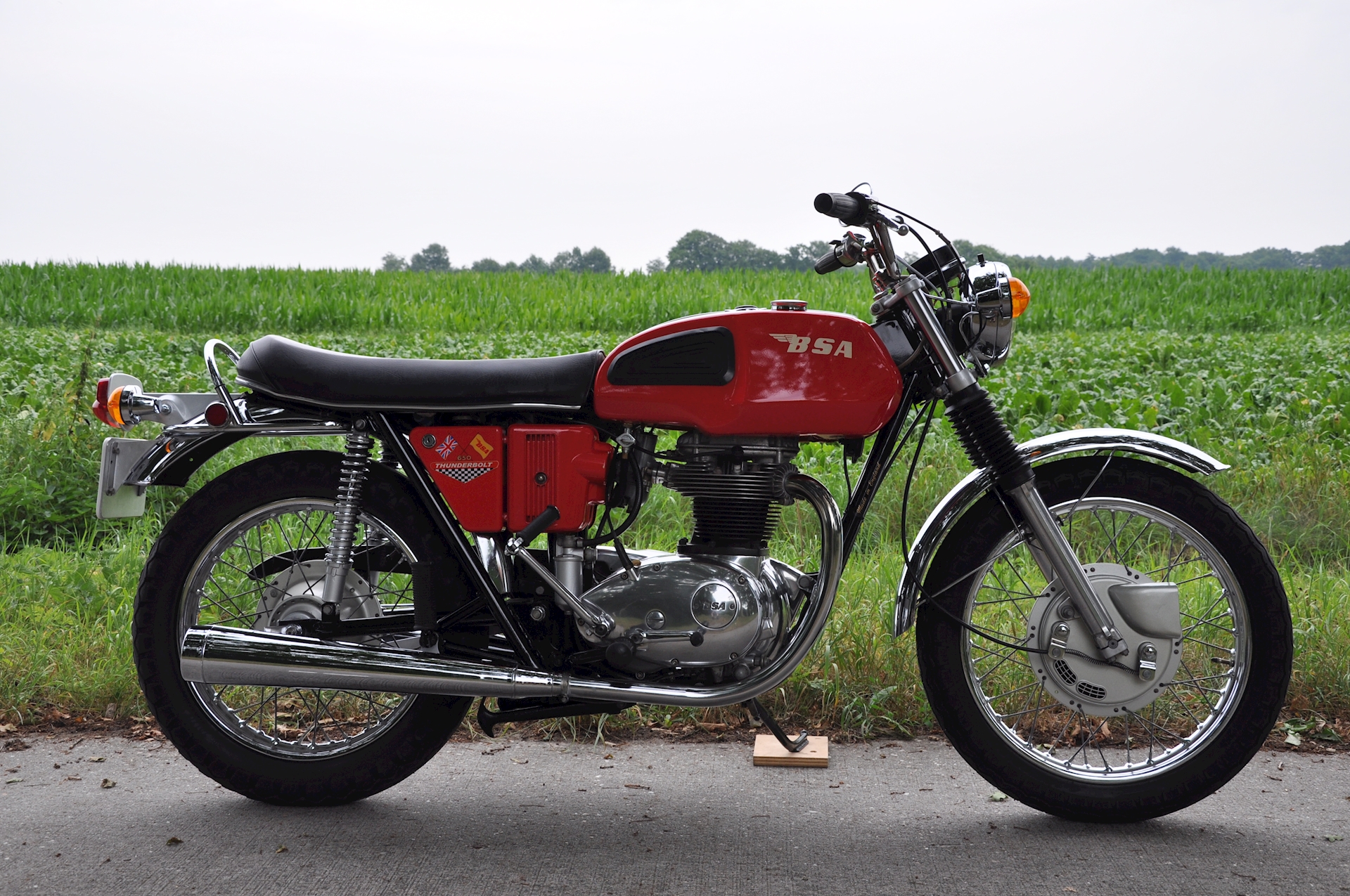 BSA-A65-Thunderbolt-02.jpg
