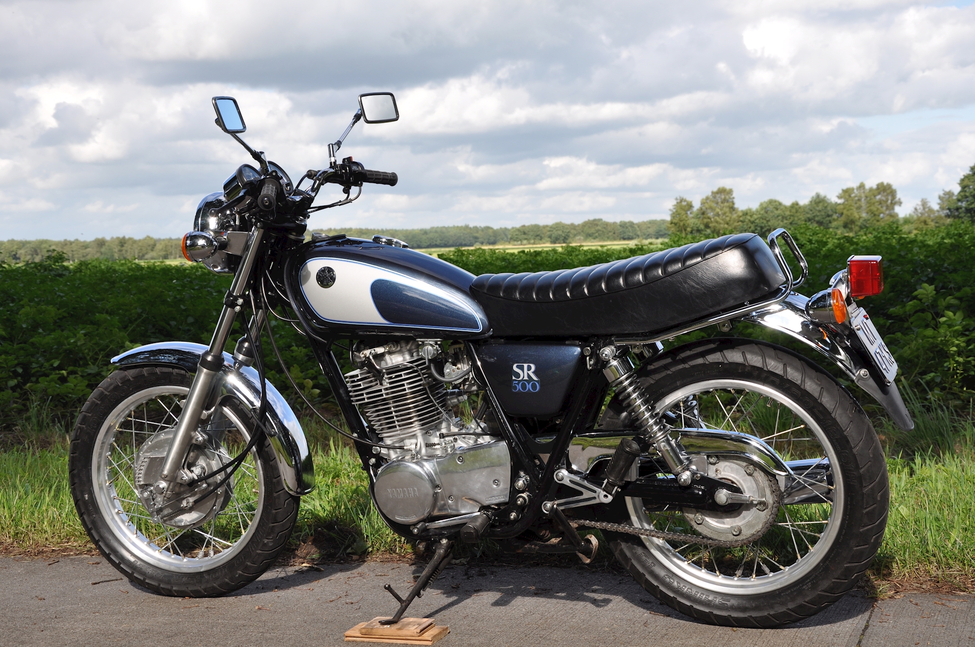 Yamaha SR500-09.jpg