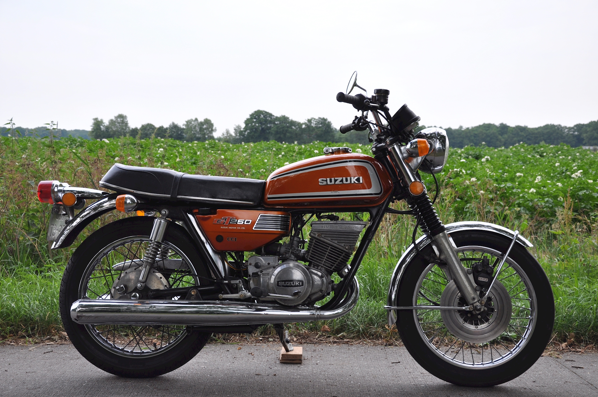 Suzuki GT250-02.jpg