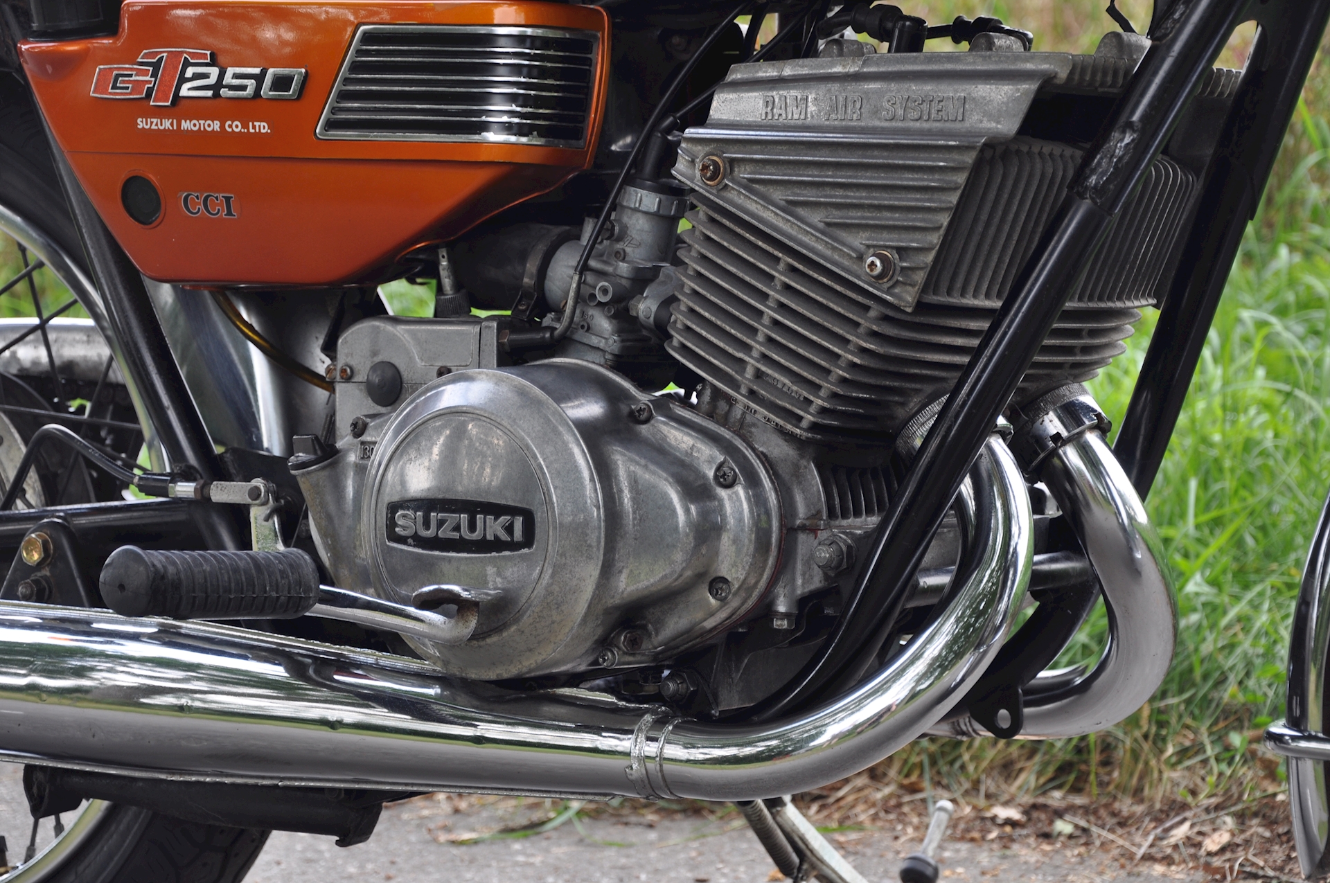 Suzuki GT250-03.jpg