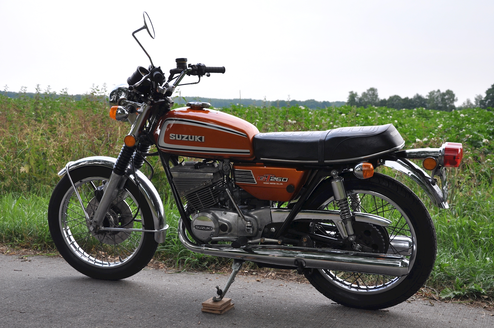 Suzuki GT250-06.jpg