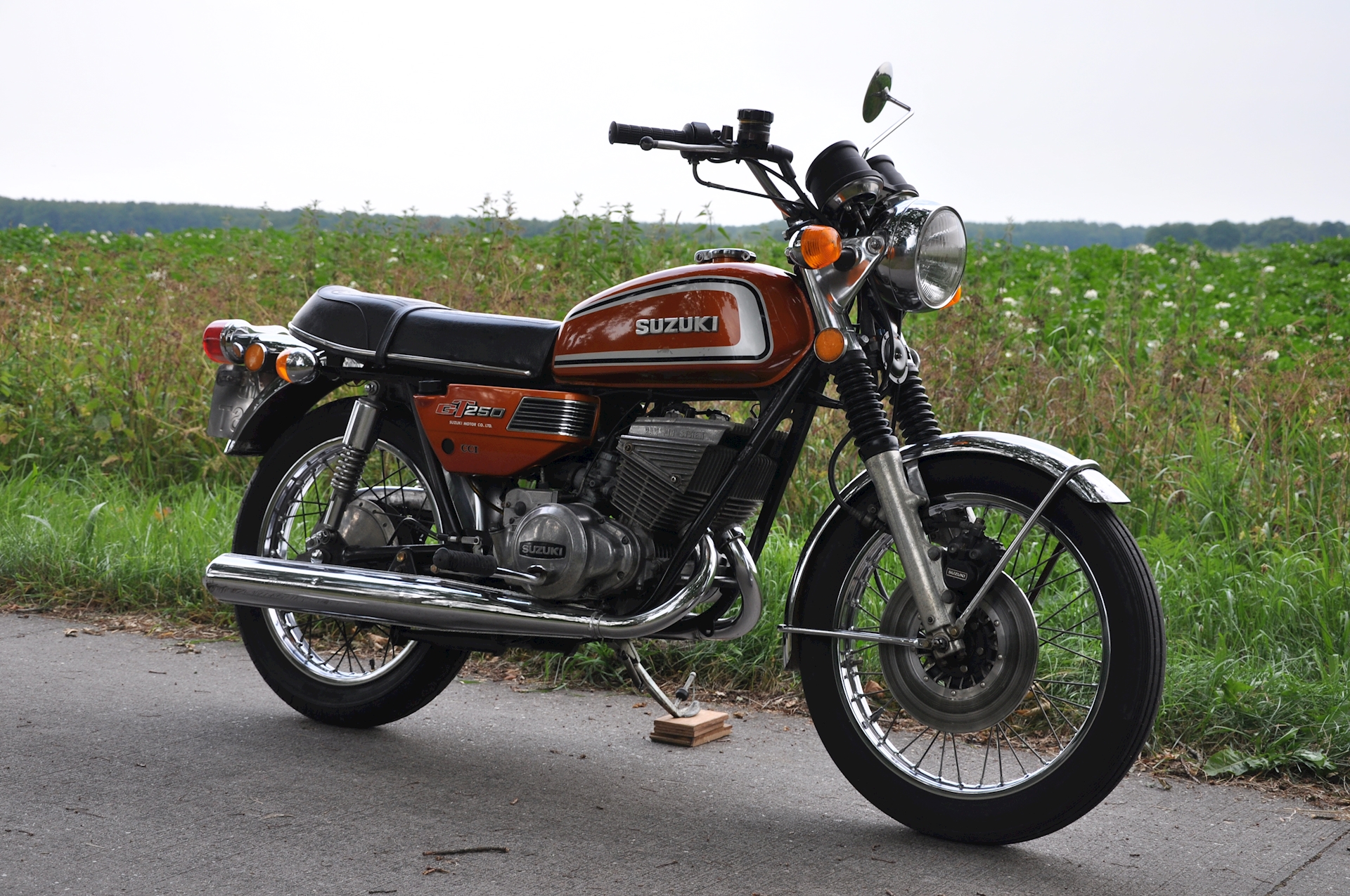 Suzuki GT250-07.jpg