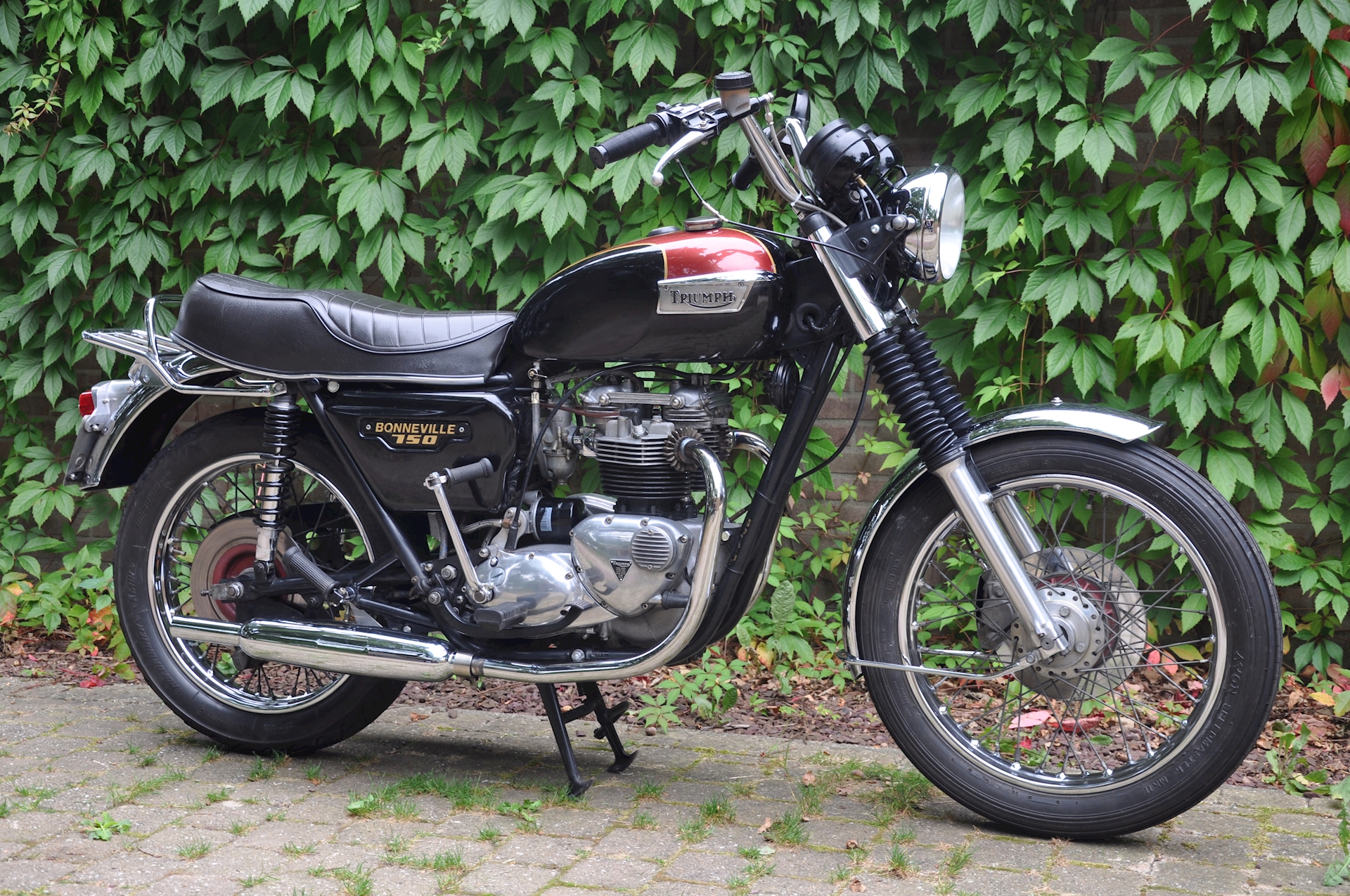 Triumph Bonneville 750 1980 - 11.jpg