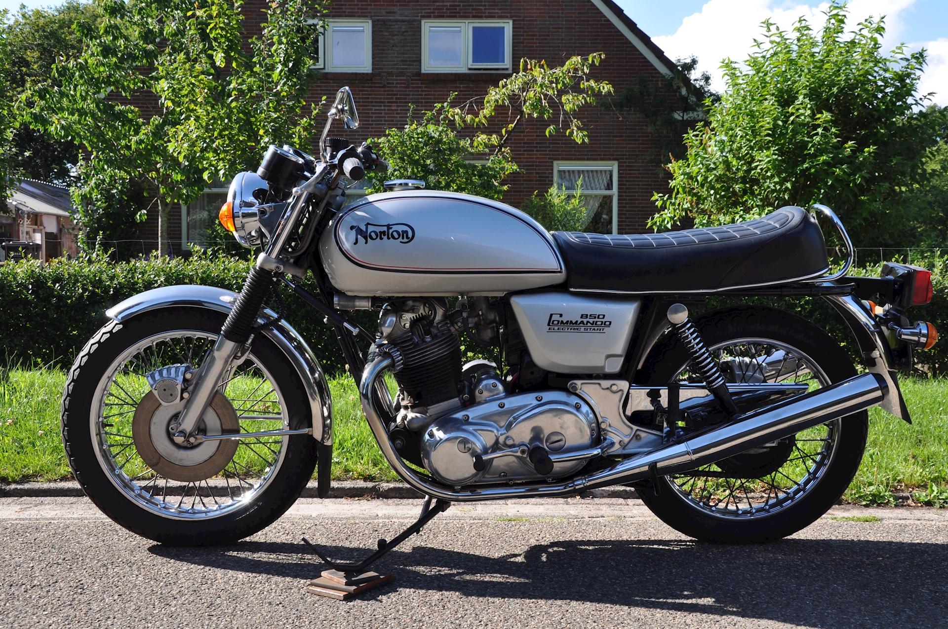 Norton Commando 850 1978 - 01.jpg