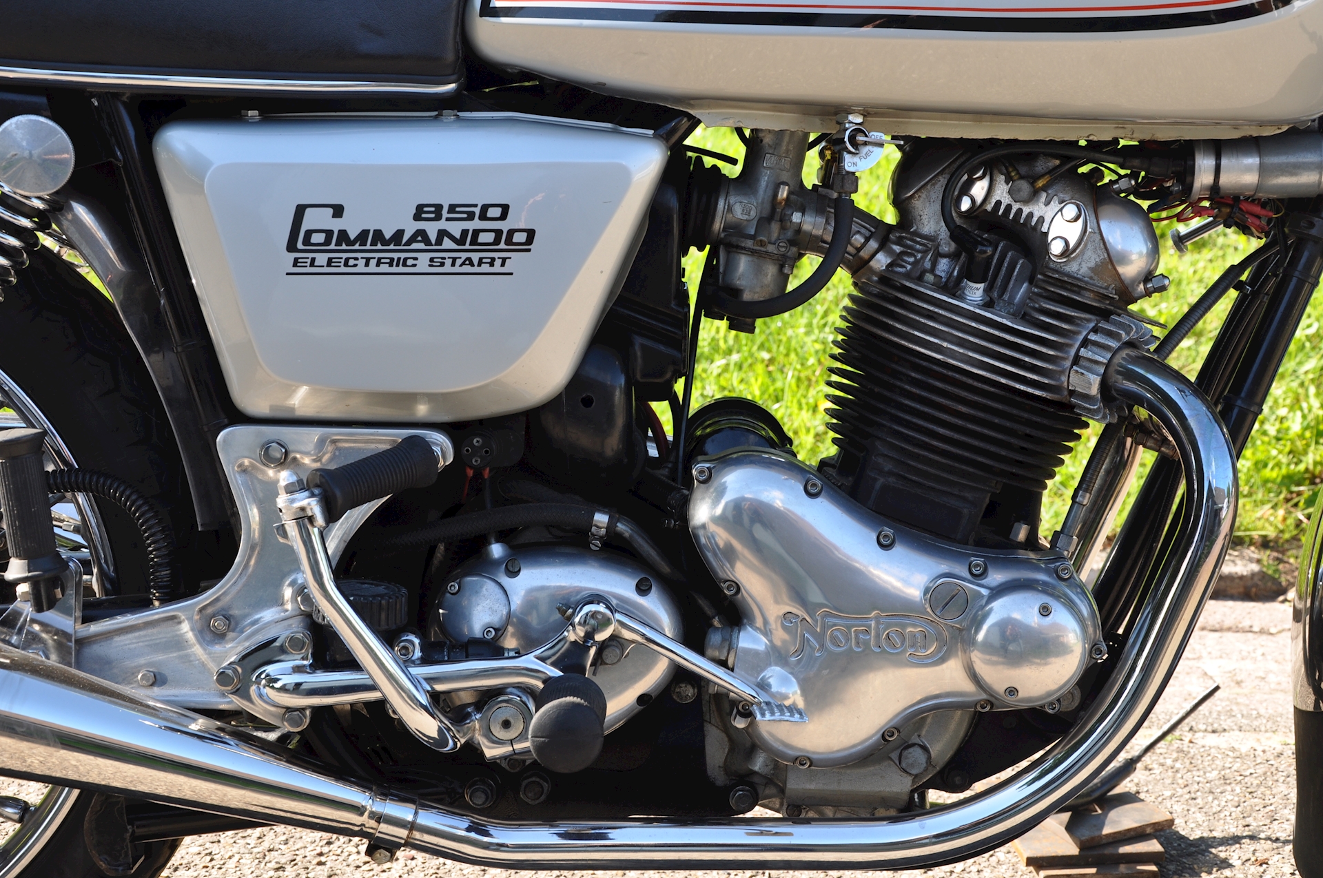 Norton Commando 850 1978 - 04.jpg