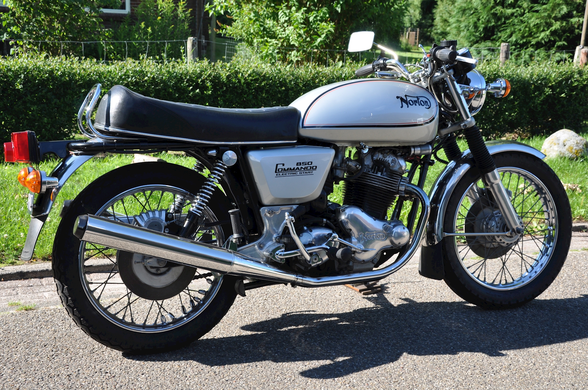 Norton Commando 850 1978 - 05.jpg