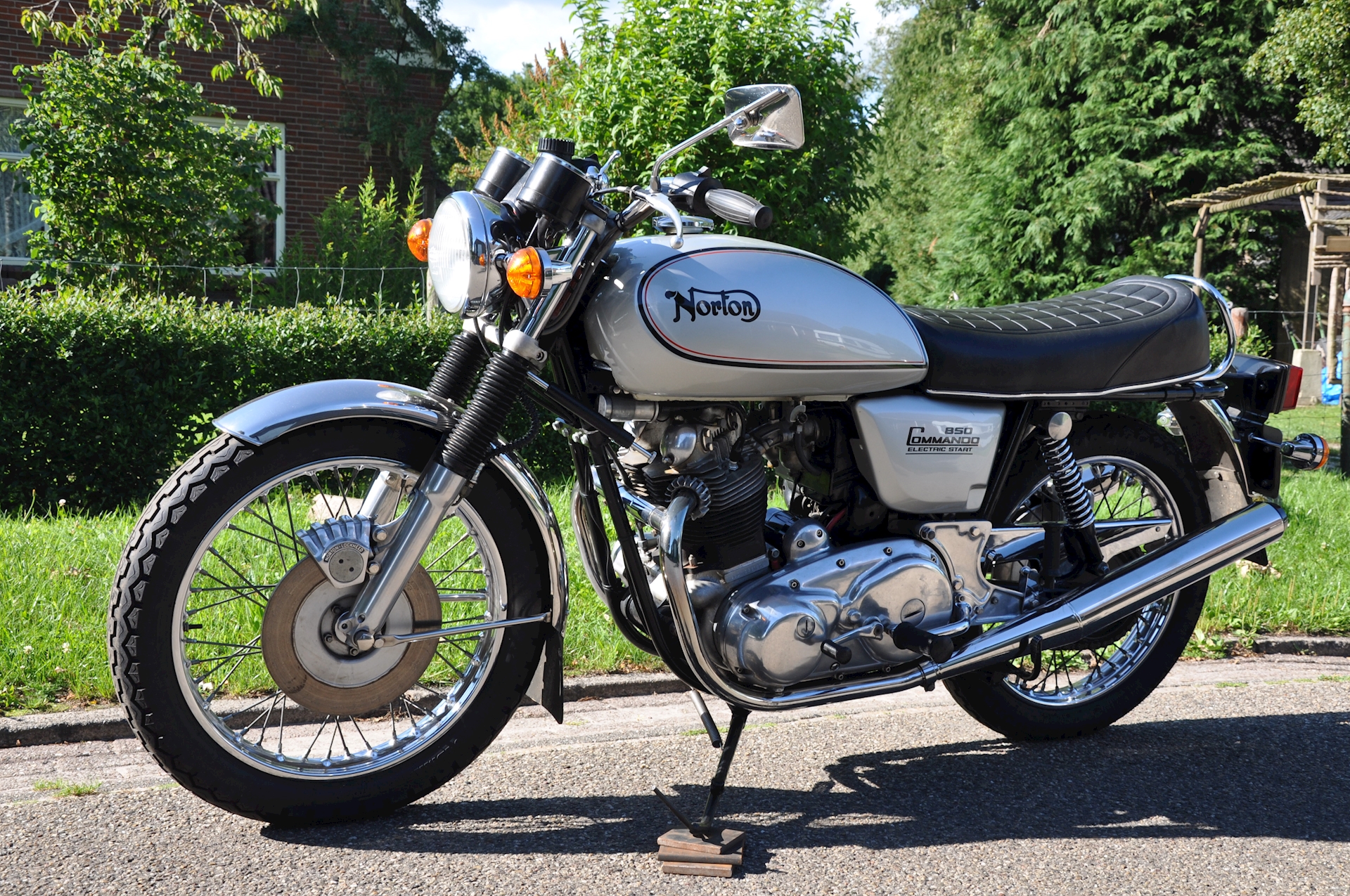 Norton Commando 850 1978 - 06.jpg