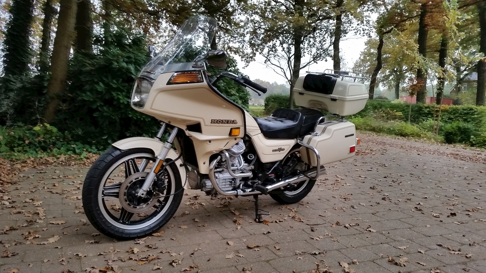 Honda GL500 Silverwing 1981 - 02.jpg